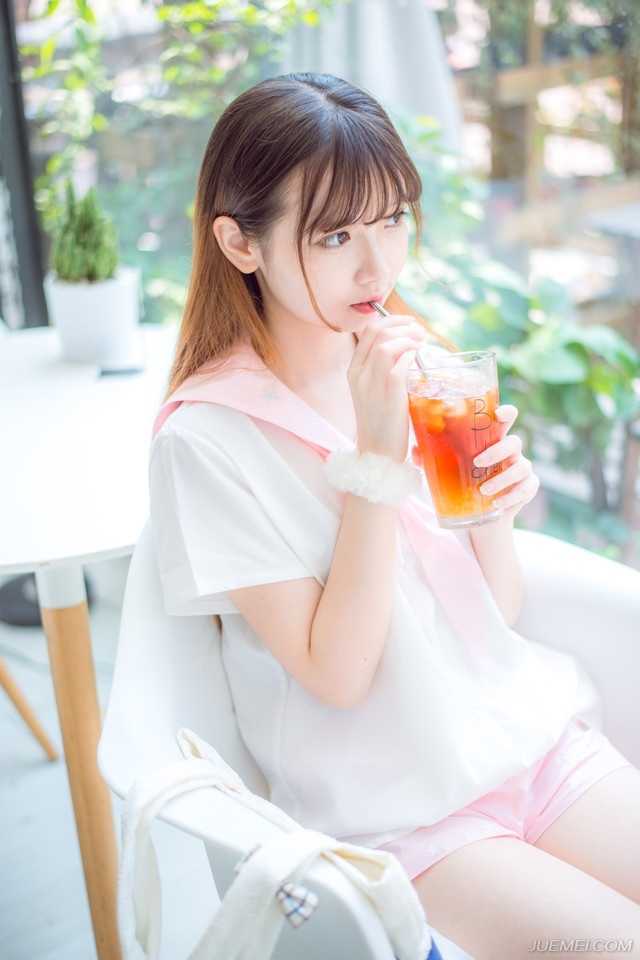 或许，我们终究会有那么一天：牵着别人的手，遗忘曾经的他。——三毛《雨季不再来》